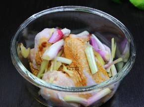 鸡翅洗净，沥干水。生姜洗净，切丝，红头葱洗净切段，放入酱油、胡椒粉一起按摩一小会
