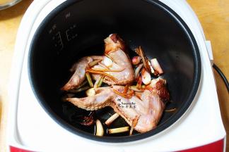 腌制好的鸡翅，连同汁、配料一起放入电饭锅，鸡翅外皮面贴电饭锅，这样鸡皮的油比较多，煮出鸡翅才香