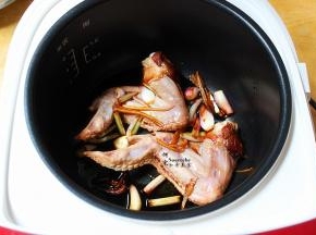 腌制好的鸡翅，连同汁、配料一起放入电饭锅，鸡翅外皮面贴电饭锅，这样鸡皮的油比较多，煮出鸡翅才香