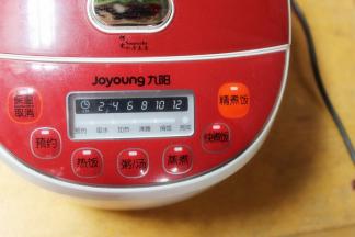 盖上电饭锅盖子，按快煮饭键，如果没有快煮饭键，就按平时煮饭的功能键。