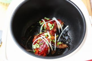 鸡翅好了，用筷子翻转，让锅中的少许汁均匀裹在鸡翅上，并晒一点葱、拌均即可