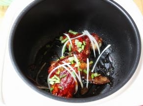 鸡翅好了，用筷子翻转，让锅中的少许汁均匀裹在鸡翅上，并晒一点葱、拌均即可