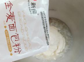 把主料中（除黄油和盐）以外的其它材料全部放入厨师机盆里。