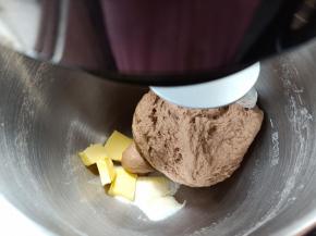 大概10分钟左右，放入盐和软化好的黄油了，继续揉。