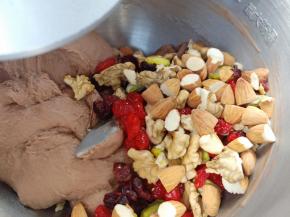 倒入坚果，厨师机一档揉几下就可以（把坚果混在面团里就可以了，时间不宜长）