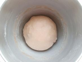 揉好的面团盖保鲜膜进行一发。