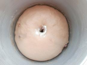 40分钟左右，用手指粘面粉在面团中间戳个洞，不回缩，不塌陷就发好了。