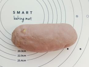 卷成长条形，接缝处捏紧。