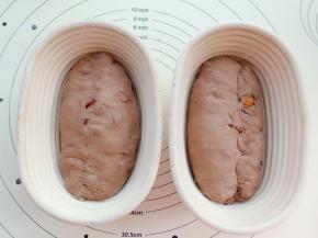 卷好后放入发酵藤篮里放烤箱进行二发。藤篮需要提前筛上一层高筋面粉。