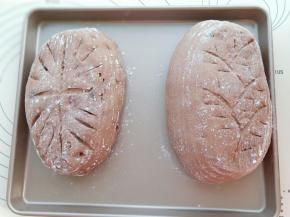 50分钟左右，手指粘面粉在面团上轻轻按一下，慢慢回弹就是发好了。撒上一层高筋面粉，在用刀片在面团上划出喜欢的图案。