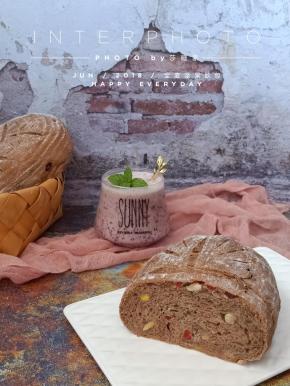 将调到200度预热10分钟后，放入中层200度烤10分钟，转180度烤15分钟。