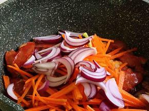 下入胡萝卜，葱头丝翻炒片刻。