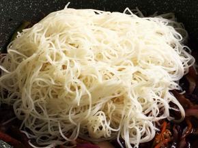 加入米粉，翻拌均匀即可。