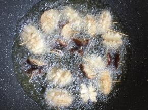 锅烧热倒入适量的油，烧至七成热，放入香菇炸熟。