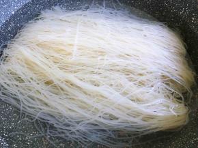 米粉开水稍凉，浸泡片刻。