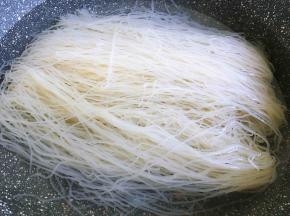 米粉开水稍凉，浸泡片刻。