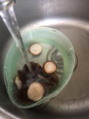 捞出，过几遍冷水，挤干水分备用。