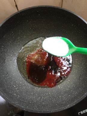 锅里放少许底油，放入两勺番茄酱，一勺蚝油，一勺味极鲜酱油，一勺糖，一勺盐。