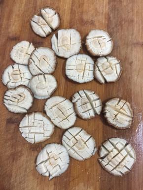 把香菇横竖改成十字花刀。