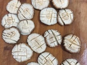 把香菇横竖改成十字花刀。