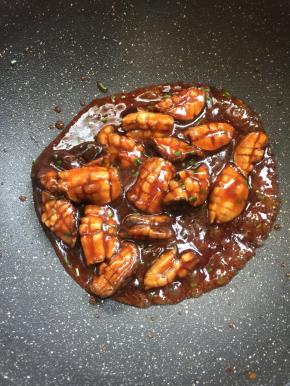 起锅前加入一勺鸡精和适量的葱花翻拌均匀即可。