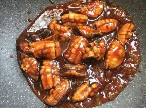 起锅前加入一勺鸡精和适量的葱花翻拌均匀即可。