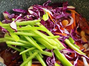 再下入紫甘蓝、黄瓜、尖椒丝翻炒均匀。