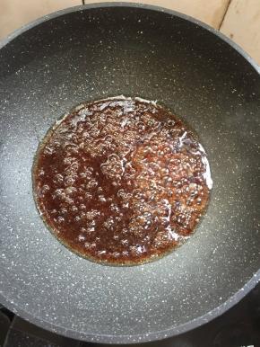 加少许清水，小火煮开。