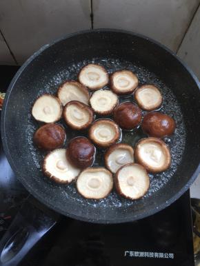 水烧开加入适量的盐和少许油，放入香菇煮软。