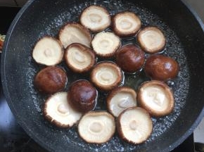 水烧开加入适量的盐和少许油，放入香菇煮软。