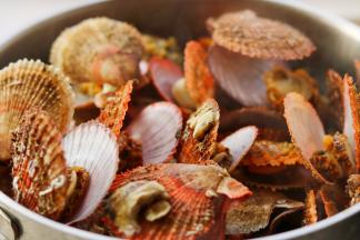 扇贝清洗干净用锅蒸熟，上汽后蒸大约5分钟就可以，扇贝张开了就可以。