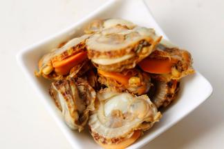 把扇贝肉取出来待用。