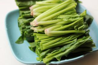 菠菜去掉老叶黄叶和根部洗净切段，根部也掰开来。