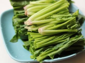 菠菜去掉老叶黄叶和根部洗净切段，根部也掰开来。