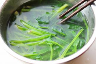 焯水的菠菜捞出来过一下凉水，再沥干水分待用。