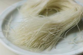 粉丝也放进锅里烫一下，