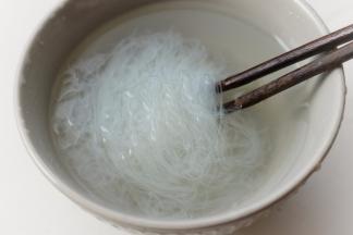 马上捞出来过凉水，粉丝很容易熟，开水烫一下即可，不能久煮。