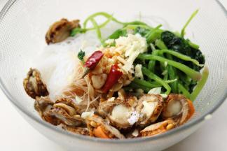 加入所有调料，蒜末和辣椒段放在最上面。