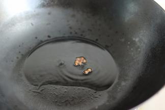 炒锅加入花生油和芝麻油，加一个花椒烧热，等到花椒散发出浓郁的香味，并且变黑后，捞出来扔掉。
