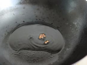 炒锅加入花生油和芝麻油，加一个花椒烧热，等到花椒散发出浓郁的香味，并且变黑后，捞出来扔掉。