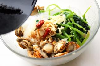 剩下的花椒油，趁热泼在菜上面，会听到刺啦的一生，蒜末和辣椒的香味就散发开来。