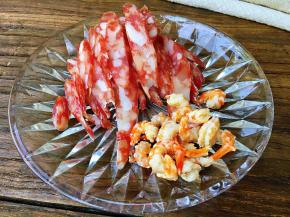 腊肠切斜刀片，海米温水泡发。