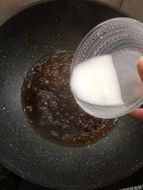 加入适量的水淀粉搅拌至透亮浓稠状态。