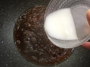 加入适量的水淀粉搅拌至透亮浓稠状态。