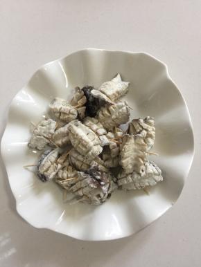 处理好的香菇均匀的裹上一层干淀粉。