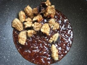 倒入炸好的香菇搅拌均匀使每个香菇都均匀的裹满料汁儿。
