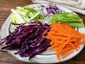 所有蔬菜切粗丝备用。