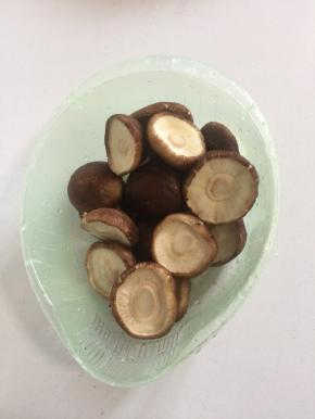 香菇用剪刀剪掉香菇蒂，清洗干净备用。