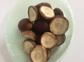 香菇用剪刀剪掉香菇蒂，清洗干净备用。