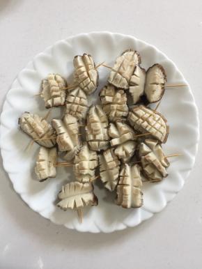 依次把所有的香菇处理完。